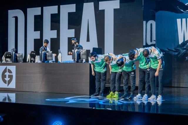 Evil Geniuses take a final bow after being eliminated at the League of Legends World Championship Groups Stage on October 14, 2022