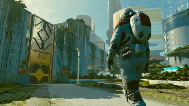 An astronaut walking towards a large building in Starfield