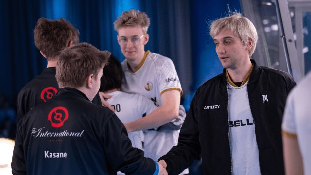 Arteezy shaking hands with TSM players at TI12.