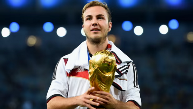 Mario Götze holding the World Cup in 2014.